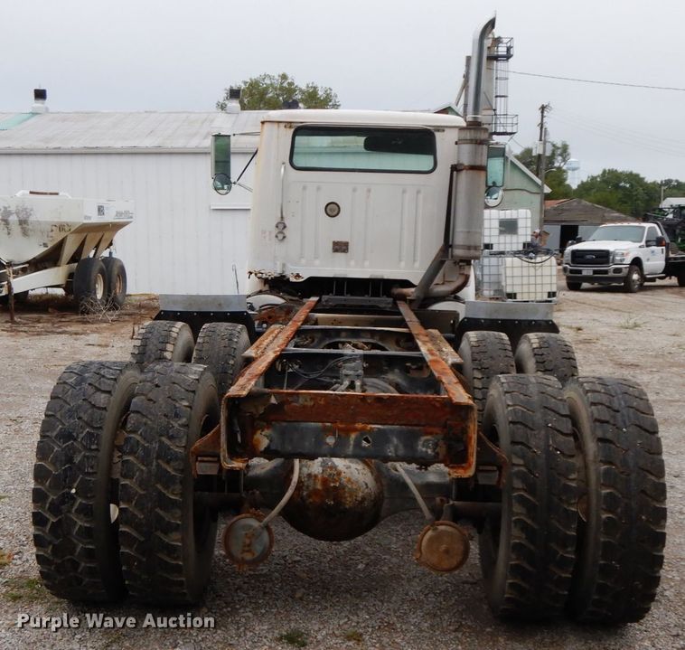 image for item HJ9640 1997 International 8100  truck cab and chassis