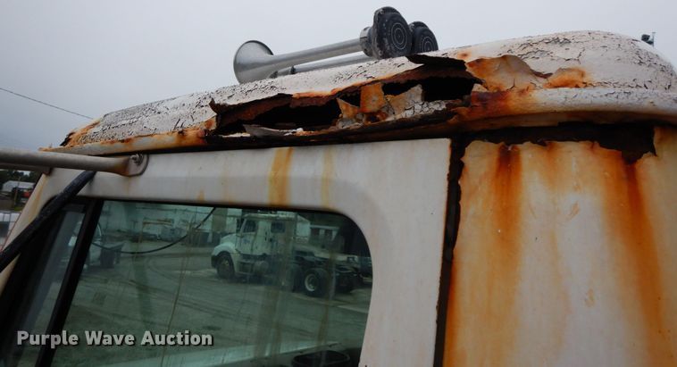 image for item HJ9640 1997 International 8100  truck cab and chassis