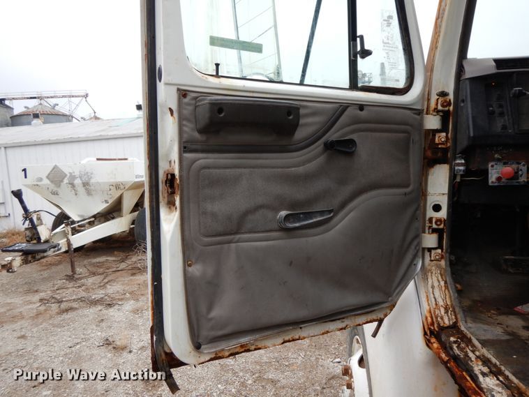 image for item HJ9640 1997 International 8100  truck cab and chassis