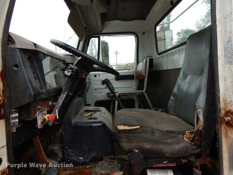 image for item HJ9640 1997 International 8100  truck cab and chassis