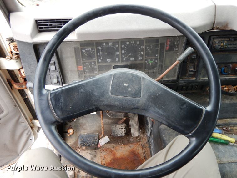 image for item HJ9640 1997 International 8100  truck cab and chassis