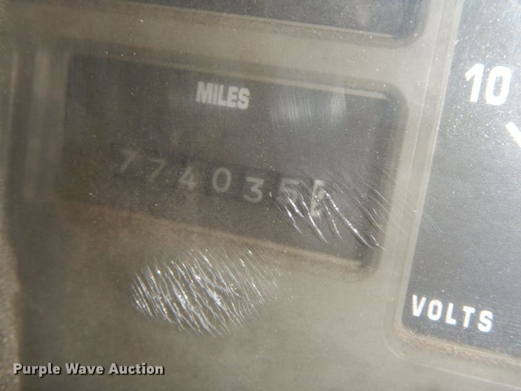 image for item HJ9640 1997 International 8100  truck cab and chassis