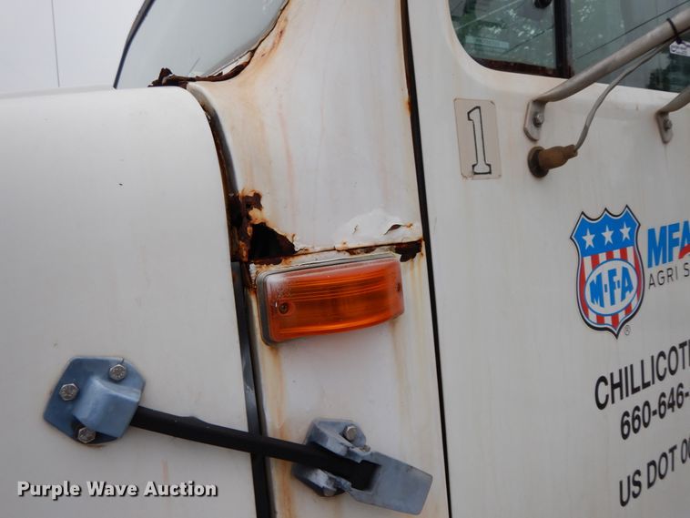 image for item HJ9640 1997 International 8100  truck cab and chassis