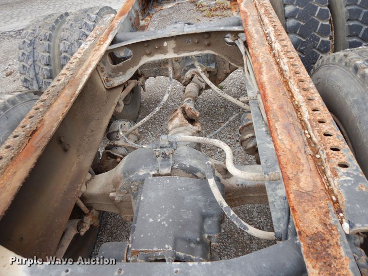 image for item HJ9640 1997 International 8100  truck cab and chassis