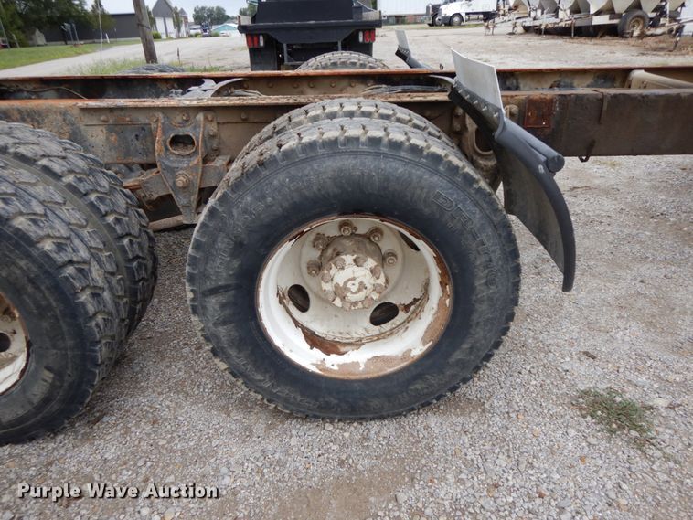 image for item HJ9640 1997 International 8100  truck cab and chassis