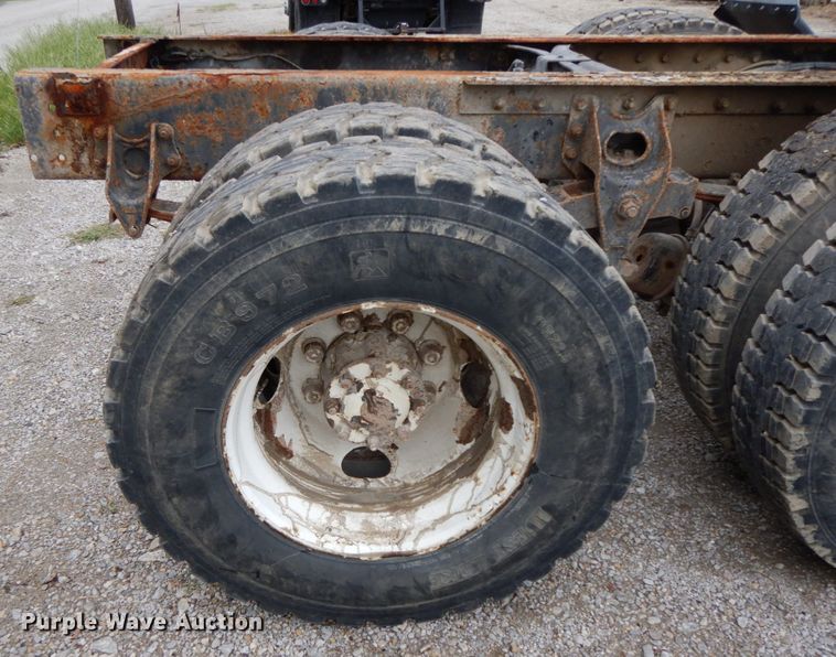 image for item HJ9640 1997 International 8100  truck cab and chassis