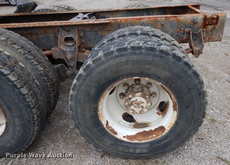 image for item HJ9640 1997 International 8100  truck cab and chassis