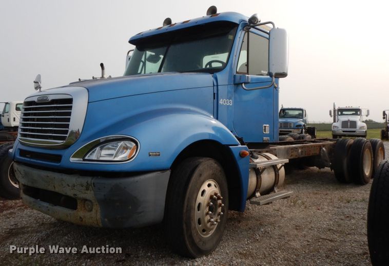 image for item HJ9663 2007 Freightliner Columbia  truck cab and chassis