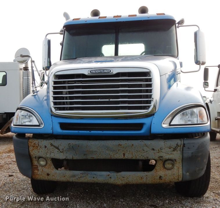 image for item HJ9663 2007 Freightliner Columbia  truck cab and chassis