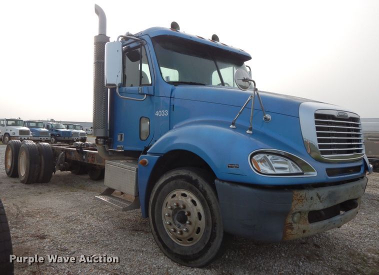 image for item HJ9663 2007 Freightliner Columbia  truck cab and chassis