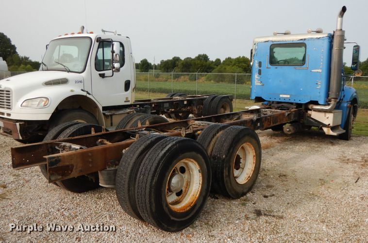 image for item HJ9663 2007 Freightliner Columbia  truck cab and chassis