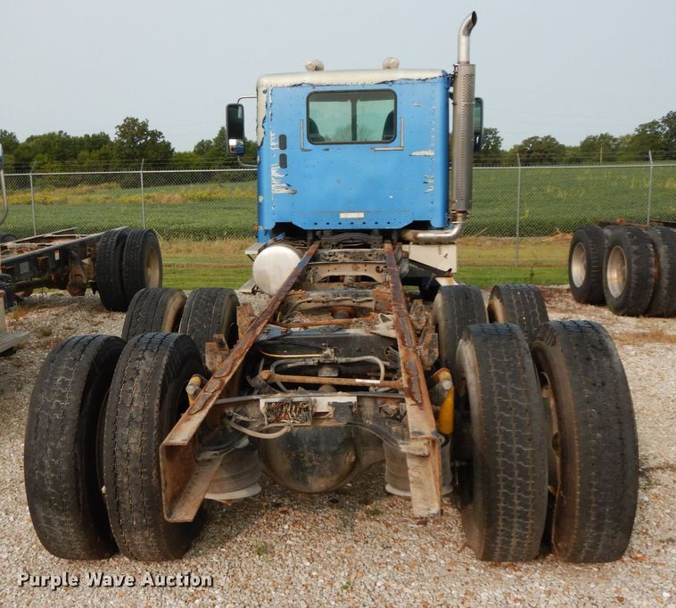 image for item HJ9663 2007 Freightliner Columbia  truck cab and chassis