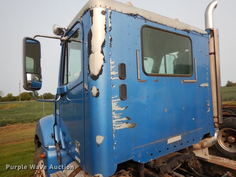 image for item HJ9663 2007 Freightliner Columbia  truck cab and chassis