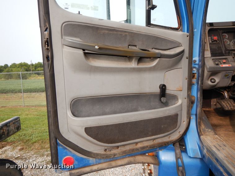 image for item HJ9663 2007 Freightliner Columbia  truck cab and chassis