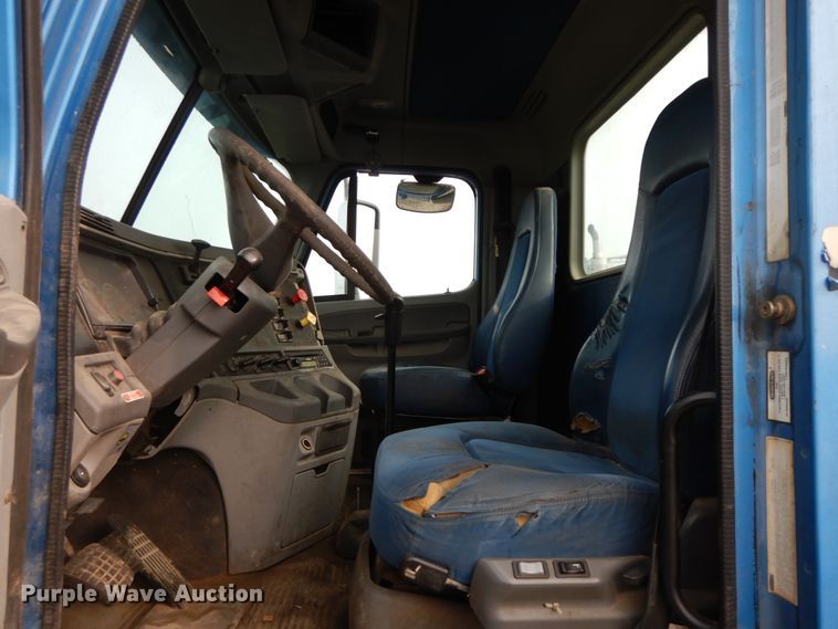 image for item HJ9663 2007 Freightliner Columbia  truck cab and chassis