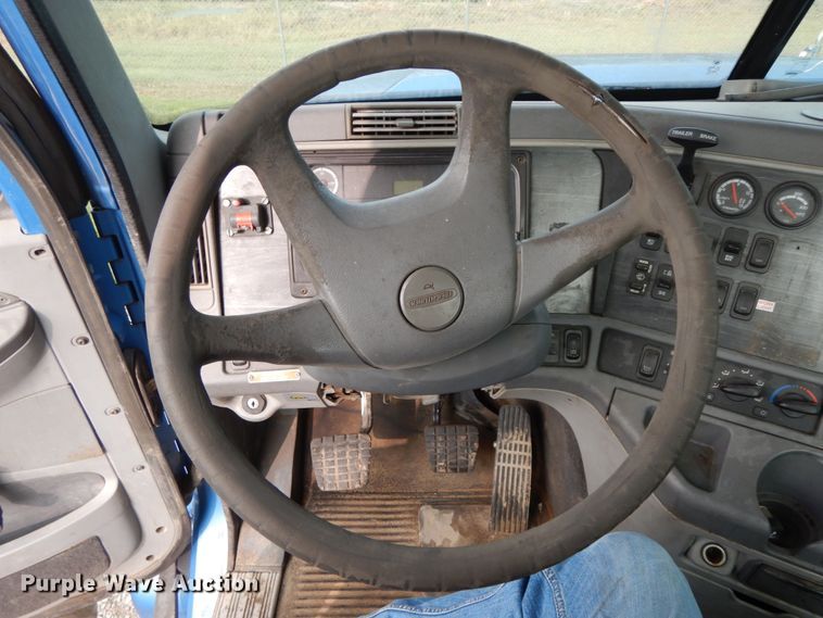 image for item HJ9663 2007 Freightliner Columbia  truck cab and chassis