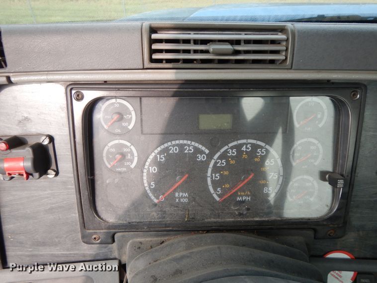 image for item HJ9663 2007 Freightliner Columbia  truck cab and chassis