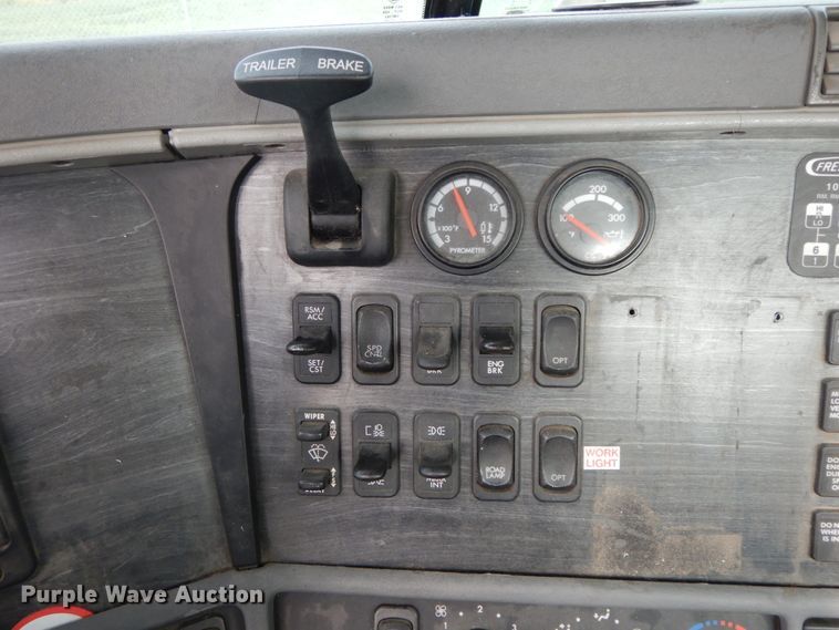 image for item HJ9663 2007 Freightliner Columbia  truck cab and chassis