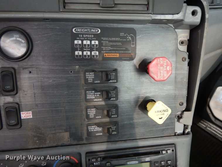 image for item HJ9663 2007 Freightliner Columbia  truck cab and chassis