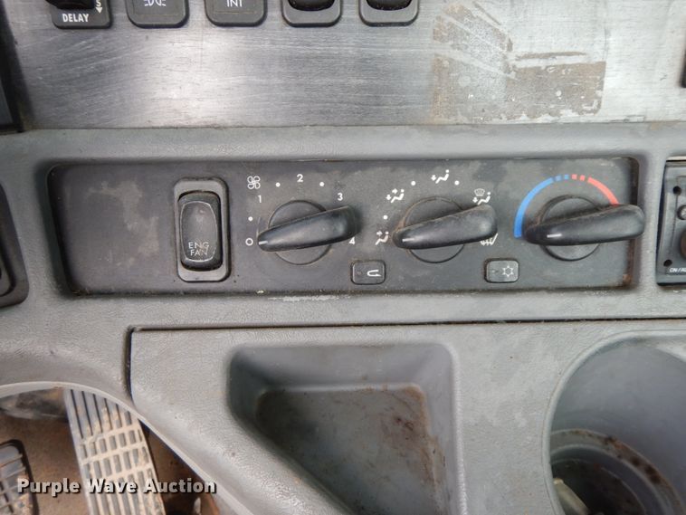 image for item HJ9663 2007 Freightliner Columbia  truck cab and chassis