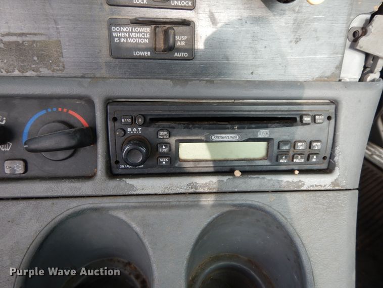 image for item HJ9663 2007 Freightliner Columbia  truck cab and chassis