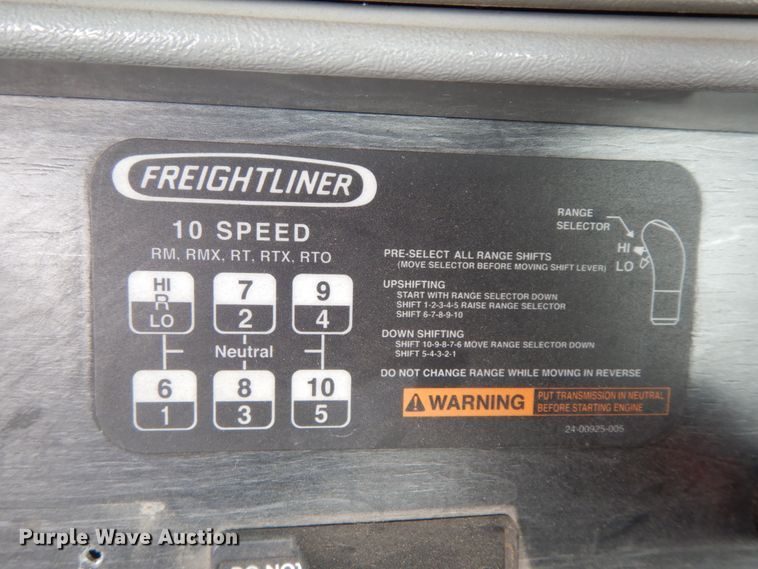 image for item HJ9663 2007 Freightliner Columbia  truck cab and chassis