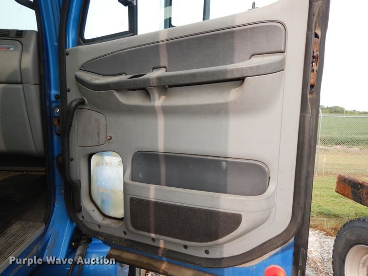 image for item HJ9663 2007 Freightliner Columbia  truck cab and chassis