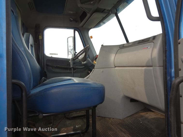 image for item HJ9663 2007 Freightliner Columbia  truck cab and chassis