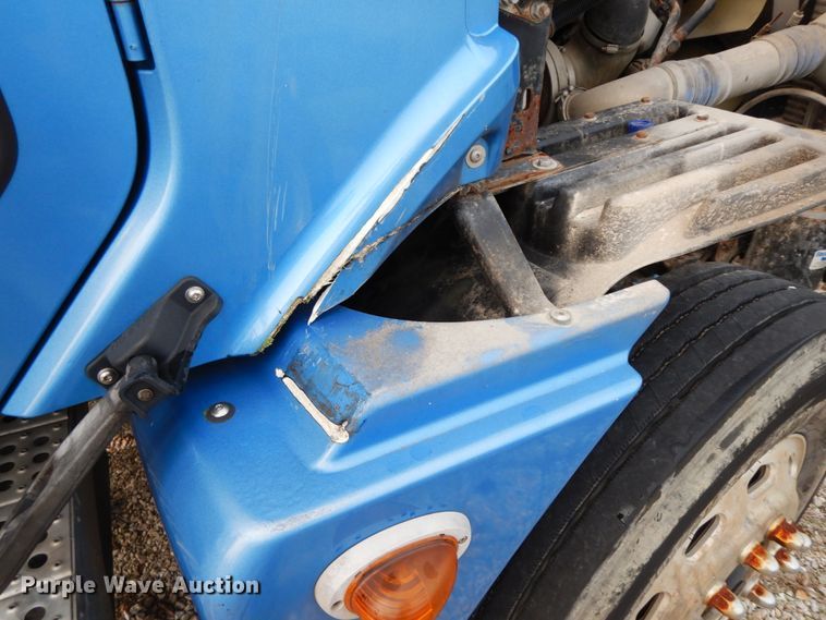 image for item HJ9663 2007 Freightliner Columbia  truck cab and chassis