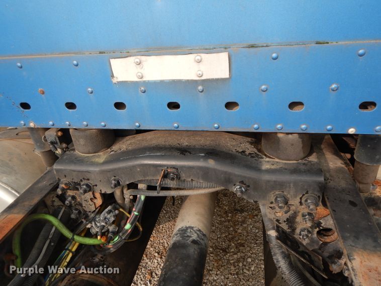 image for item HJ9663 2007 Freightliner Columbia  truck cab and chassis