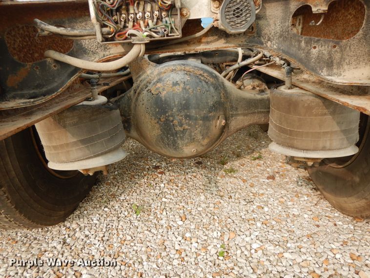 image for item HJ9663 2007 Freightliner Columbia  truck cab and chassis