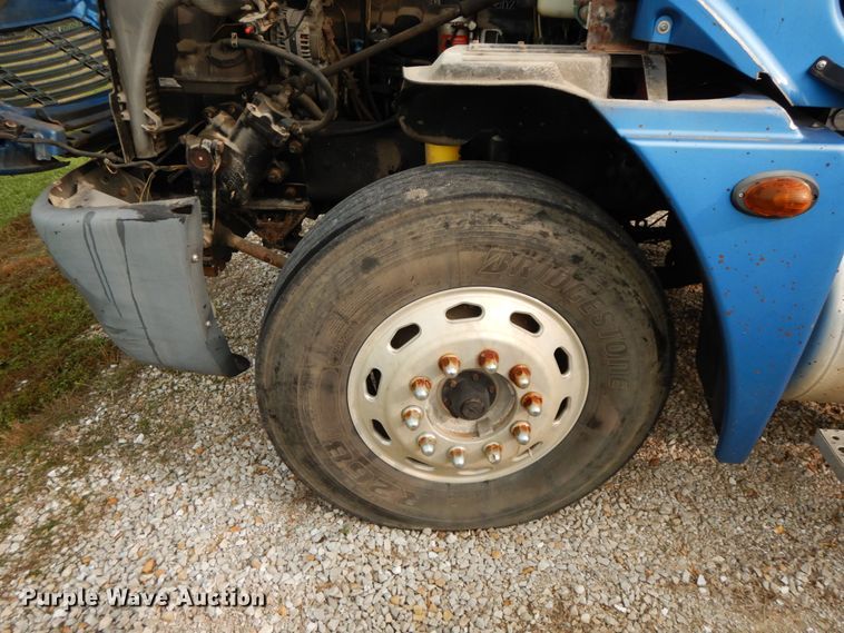 image for item HJ9663 2007 Freightliner Columbia  truck cab and chassis