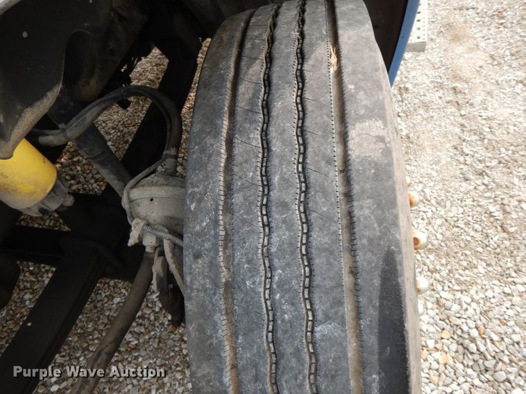 image for item HJ9663 2007 Freightliner Columbia  truck cab and chassis