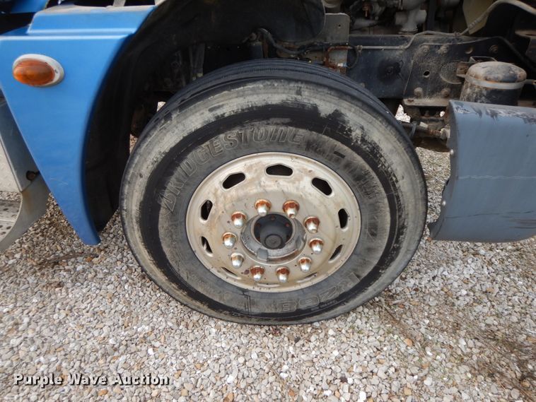 image for item HJ9663 2007 Freightliner Columbia  truck cab and chassis