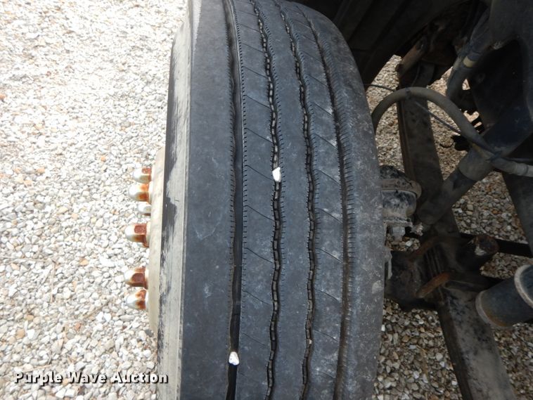 image for item HJ9663 2007 Freightliner Columbia  truck cab and chassis