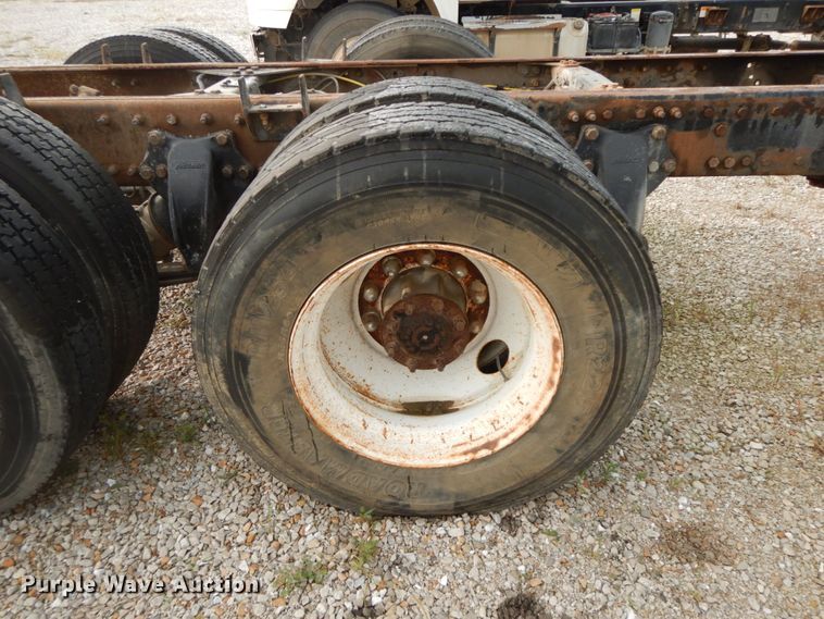 image for item HJ9663 2007 Freightliner Columbia  truck cab and chassis