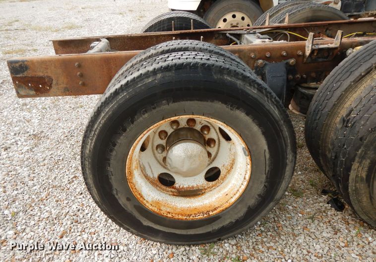 image for item HJ9663 2007 Freightliner Columbia  truck cab and chassis