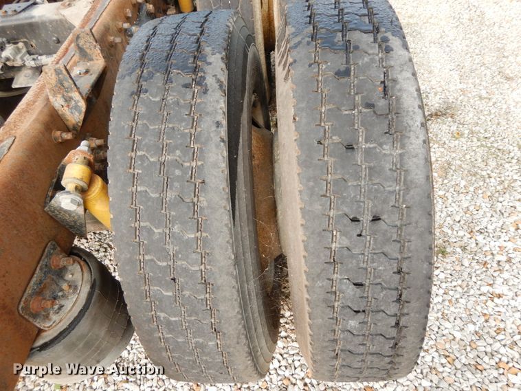 image for item HJ9663 2007 Freightliner Columbia  truck cab and chassis