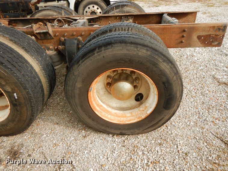 image for item HJ9663 2007 Freightliner Columbia  truck cab and chassis