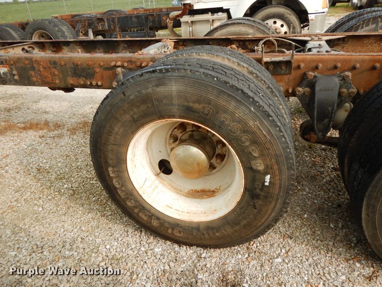 image for item HJ9663 2007 Freightliner Columbia  truck cab and chassis