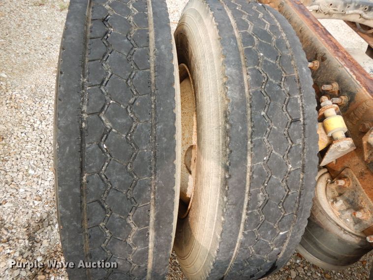 image for item HJ9663 2007 Freightliner Columbia  truck cab and chassis