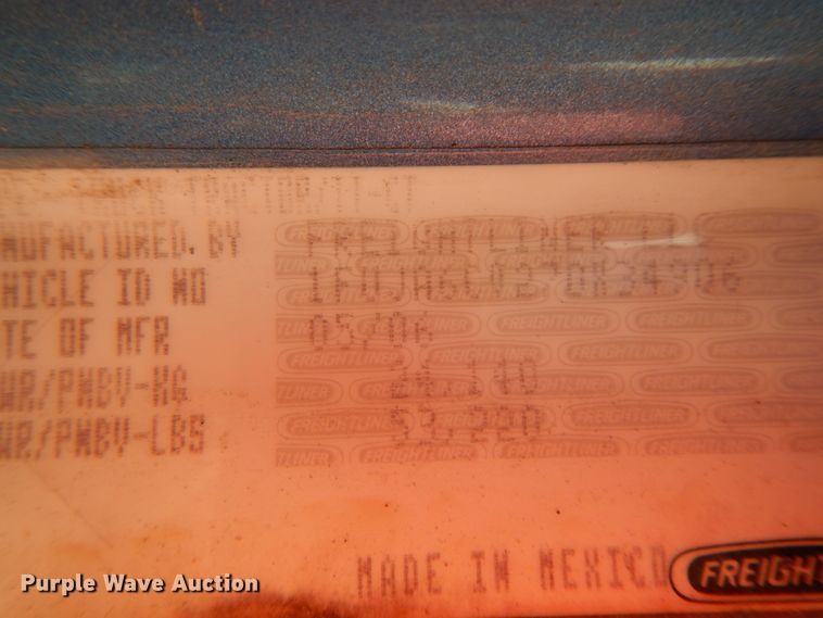 image for item HJ9663 2007 Freightliner Columbia  truck cab and chassis