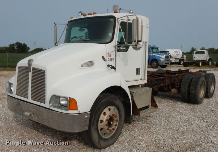 image for item HJ9664 2001 Kenworth T300  truck cab and chassis