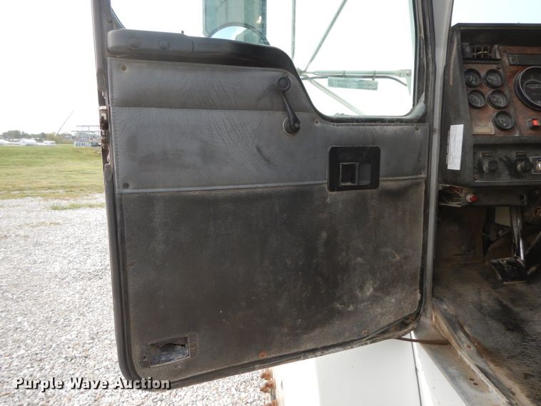 image for item HJ9664 2001 Kenworth T300  truck cab and chassis