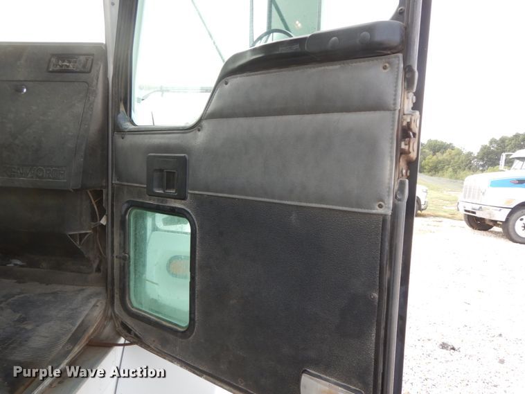 image for item HJ9664 2001 Kenworth T300  truck cab and chassis