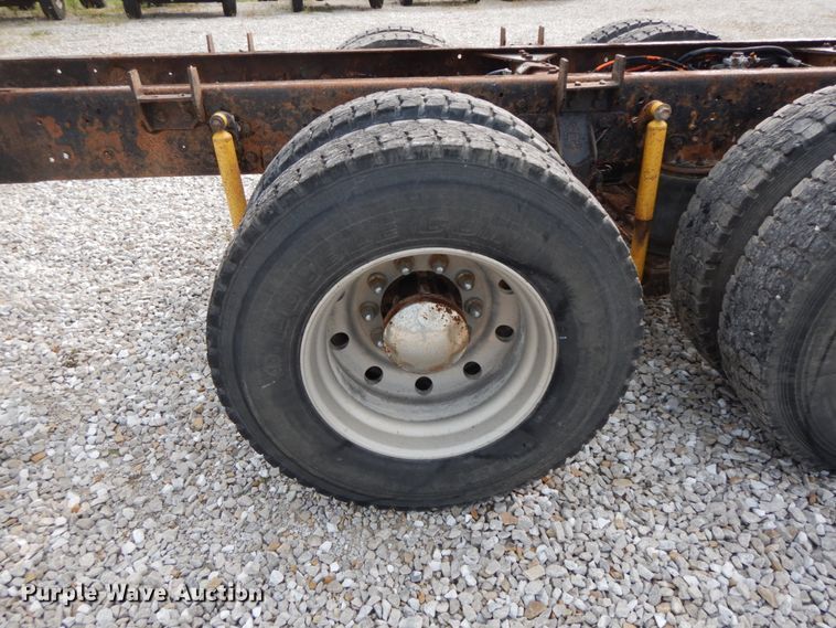 image for item HJ9664 2001 Kenworth T300  truck cab and chassis