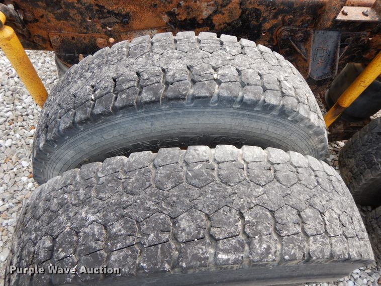 image for item HJ9664 2001 Kenworth T300  truck cab and chassis