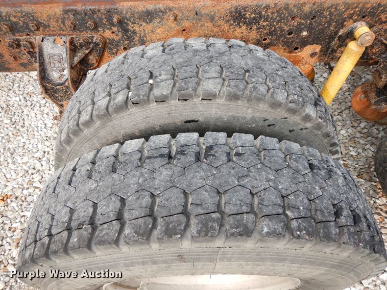 image for item HJ9664 2001 Kenworth T300  truck cab and chassis