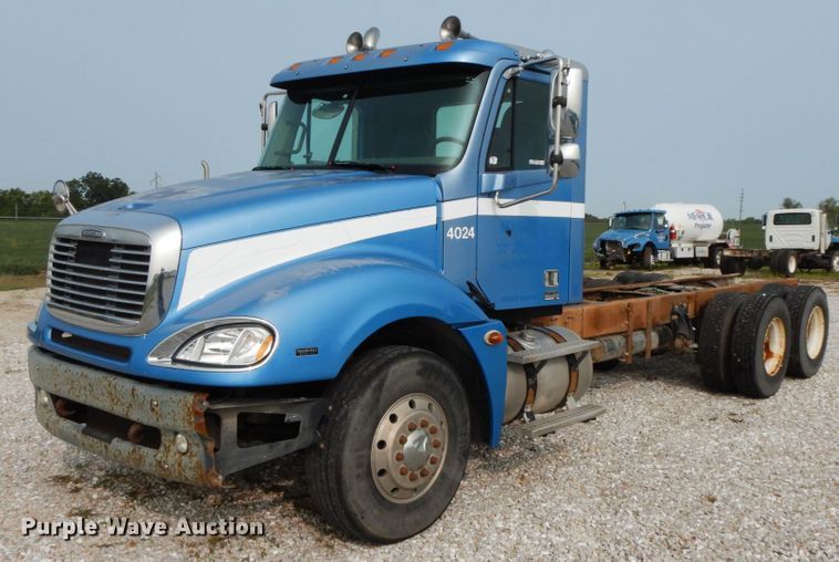 image for item HJ9665 2006 Freightliner Columbia  truck cab and chassis