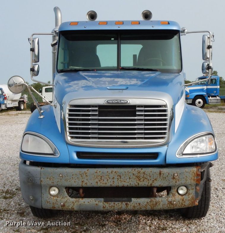 image for item HJ9665 2006 Freightliner Columbia  truck cab and chassis